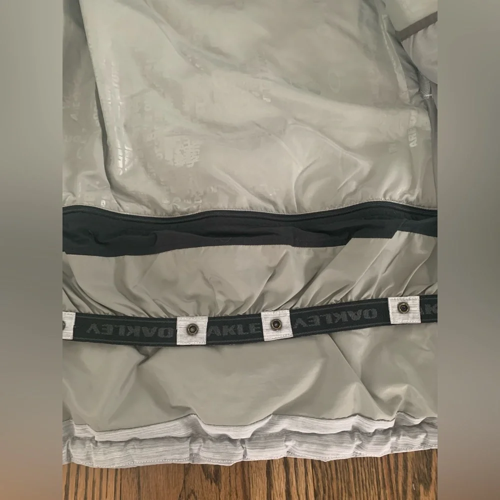 New Vintage Oakley Ski Jacket! Only worn maybe 3 times. - Picture 8 of 14